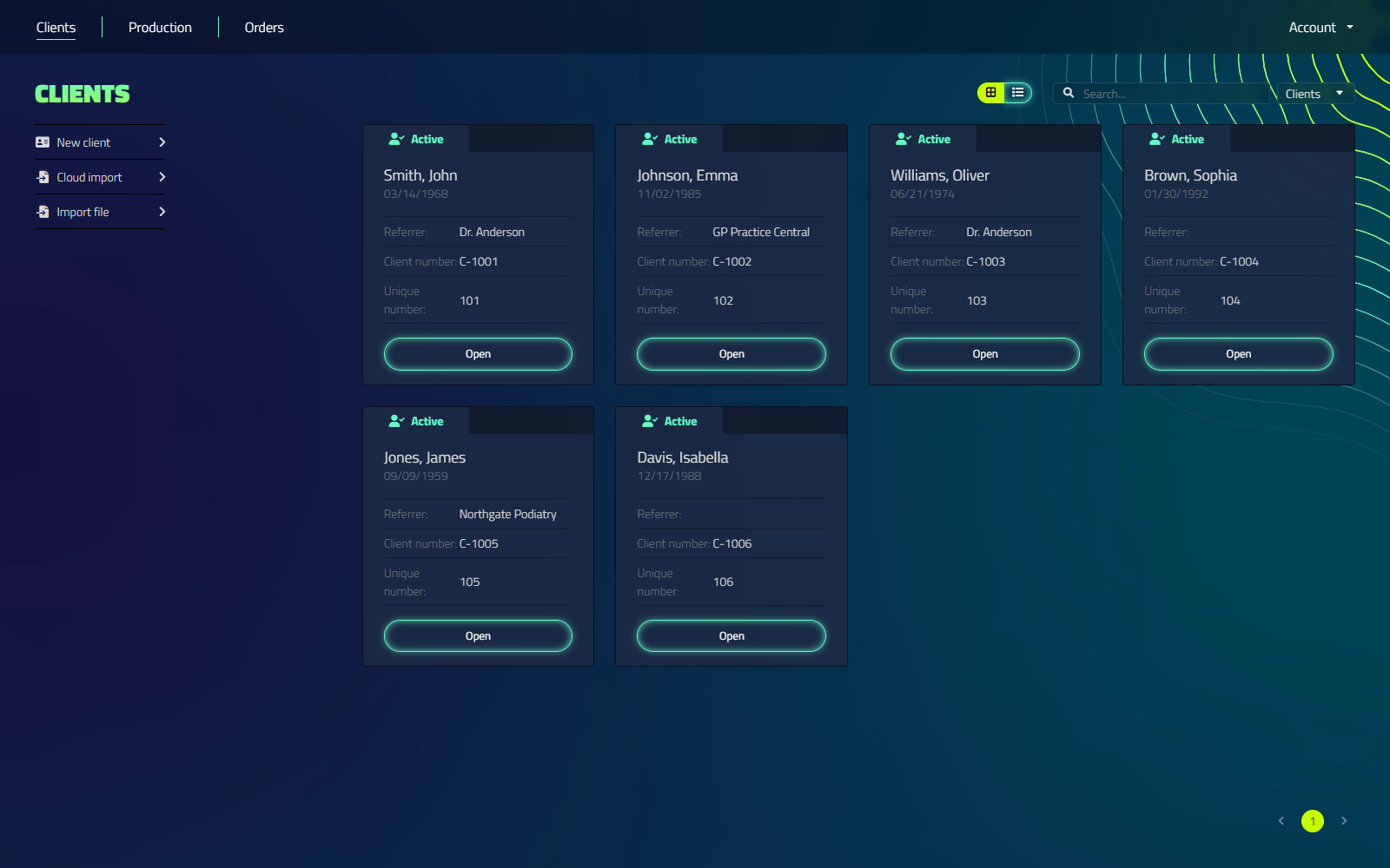 La pantalla de inicio del cliente, con el nuevo cliente, la importación de Cloud y los botones de archivo Importar en la barra lateral izquierda y la lista de clientes mostrada en la vista de cuadrícula derecha