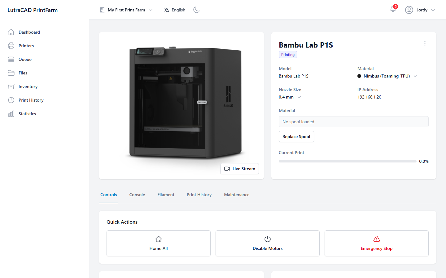 Pagina dettagliata di una stampante, che mostra l'intestazione con modello, materiale e ugello, e le schede Controls, Console, Filament, Print History and Maintenance