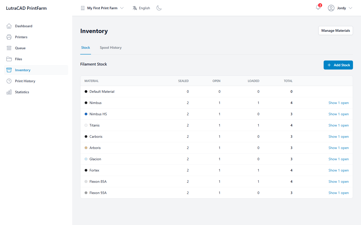 De Inventory Stock tab, lijst filament gegroepeerd per materiaal met verzegelde, open, geladen en totaal aantal